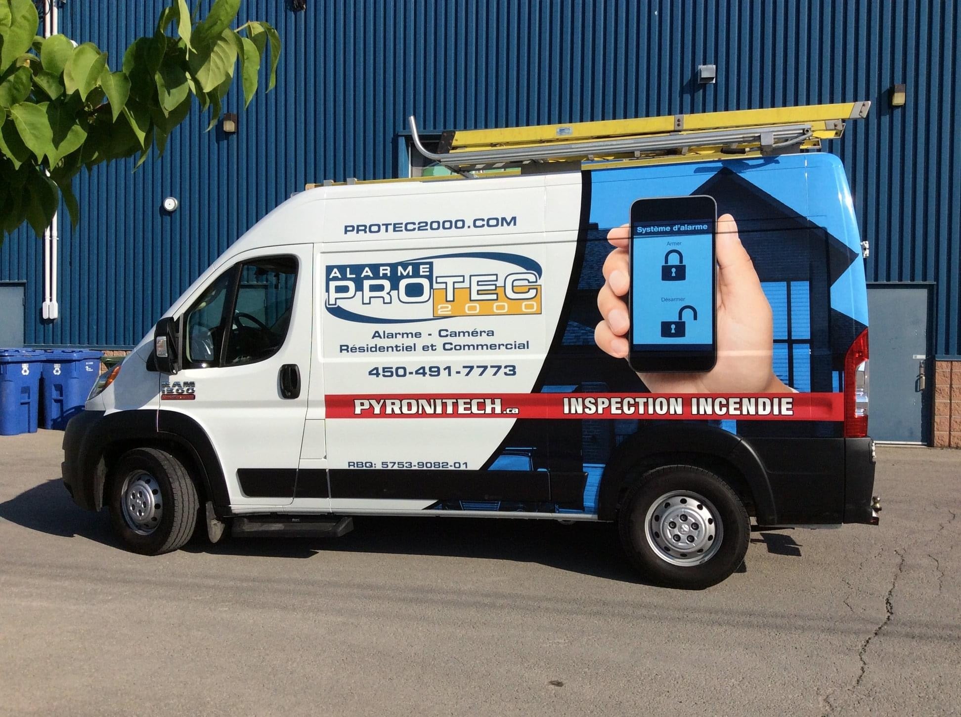 Camion d'Alarme Protec 2000 et Pyronitech avec le numéro 450-491-7773 et la licence RBQ 5753-9082-01